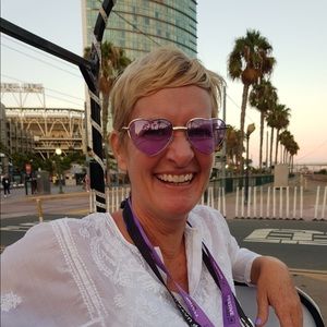 Meet your Posher, Lora